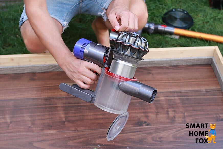 Mеханизм опорожнения Dyson V8 